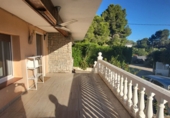 Отдельно стоящий дом с участком на продажу в городе Tortosa. Фото