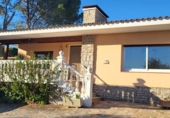 Отдельно стоящий дом с участком на продажу в городе Tortosa. Фото