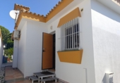 Отдельно стоящий дом с участком на продажу в городе Chiclana de la Frontera. Фото