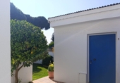 Отдельно стоящий дом с участком на продажу в городе Chiclana de la Frontera. Фото