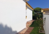 Отдельно стоящий дом с участком на продажу в городе Chiclana de la Frontera. Фото