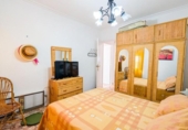Отдельно стоящий дом с участком на продажу в городе Santa Pola Фото