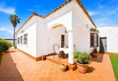 Chalet independiente con terreno en venta en la España, Chiclana de la Frontera, ref: TR411819 foto