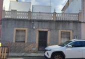Дом с участком на продажу в городе Бадахос Фото