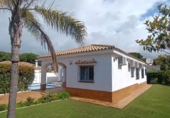 Отдельно стоящий дом с участком на продажу в городе Chiclana de la Frontera Фото