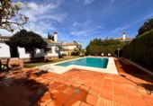 Chalet independiente con terreno en venta en Málaga ref: TR91884 foto