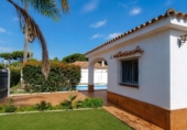 Chalet independiente con terreno en venta en Chiclana de la Frontera ref: TR411023 foto