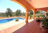 Отдельно стоящий дом с участком на продажу в городе la Bisbal del Penedès Фото