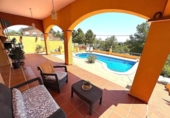 Отдельно стоящий дом с участком на продажу в городе la Bisbal del Penedès Фото