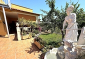 Отдельно стоящий дом с участком на продажу в городе la Bisbal del Penedès Фото
