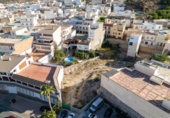 Городская земля под застройку на продажу у города Alhama de Almería Фото