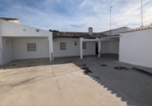 Chalet independiente con terreno en venta en Lora del Río ref: TR412859 foto