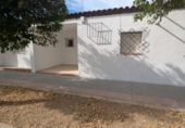 Chalet independiente con terreno en venta en Lora del Río ref: TR412859 foto