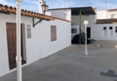 Chalet independiente con terreno en venta en Lora del Río ref: TR412859 foto
