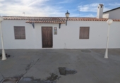 Chalet independiente con terreno en venta en Lora del Río ref: TR412859 foto