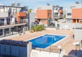 Chalet independiente con terreno en alquiler en la España, Torrevieja, ref: TR398405 foto