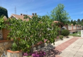 Chalet independiente con terreno en alquiler en la España, Villalbilla, ref: TR296264 foto