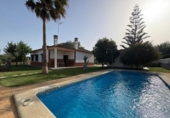 Chalet independiente con terreno en alquiler en la España, Chiclana de la Frontera, ref: TR398640 foto