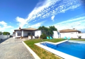 Chalet independiente con terreno en alquiler en la España, Chiclana de la Frontera, ref: TR343527 foto