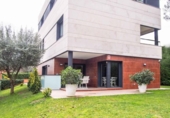 Chalet independiente con terreno en alquiler en la España, Cerdanyola del Vallès, ref: TR278887 foto