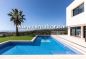 Chalet independiente con terreno en alquiler en la España, Barcelona, ref: TR292234 foto
