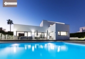 Chalet independiente con terreno en alquiler en la España, Marbella, ref: TR398337 foto