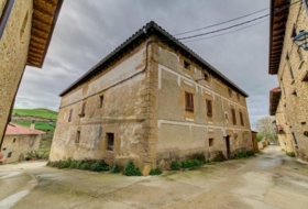 Muniáin de Guesálaz 700&nbsp;м²