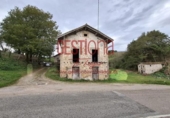Отдельно стоящий дом с участком на продажу в городе San Martín de Villafufre Фото