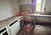 Отдельно стоящий дом с участком на продажу в городе San Martín de Villafufre Фото