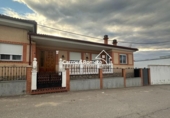 Отдельно стоящий дом с участком на продажу в городе Palaciosrubios Фото