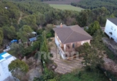 Отдельно стоящий дом с участком на продажу в городе Sant Joan de Mediona Фото
