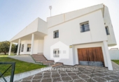 Отдельно стоящий дом с участком на продажу в городе Rociana del Condado Фото