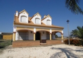 Chalet independiente con terreno en venta en la España, Gibraleón, ref: TR170299 foto