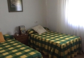 Отдельно стоящий дом с участком на продажу в городе Villares de la Reina Фото