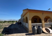 Отдельно стоящий дом с участком на продажу в городе Granja de Rocamora Фото
