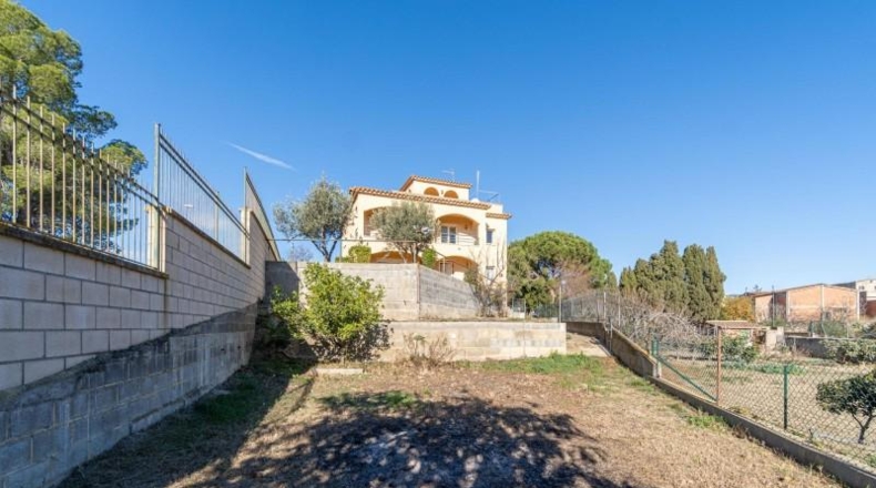Gerona - Garriguella - 838m2
