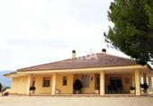 Chalet independiente con terreno en venta en la España, Ontinyent, ref: TR358476 foto