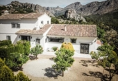 Загородный дом с участком на продажу в городе El Castell de Guadalest Фото