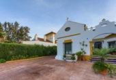 Chalet independiente con terreno en venta en la España, Espartinas, ref: TR363431 foto