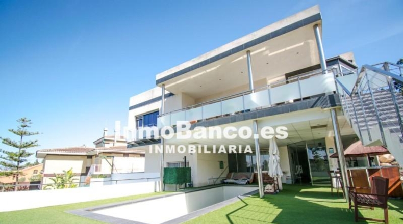 Valencia - Чива - 1065m2