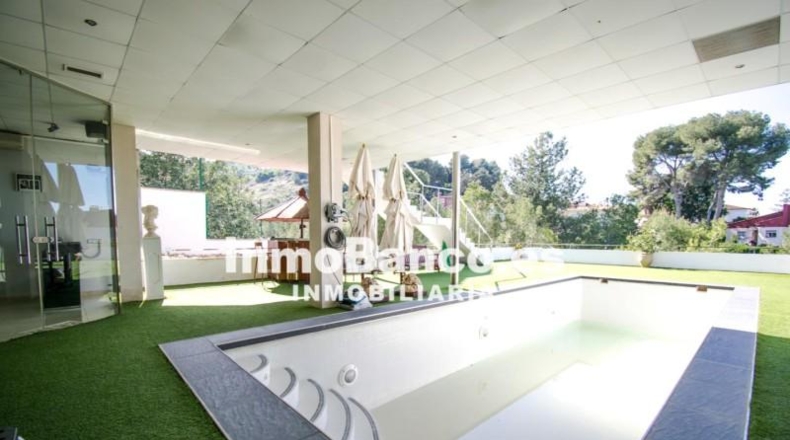 Valencia - Чива - 1065m2