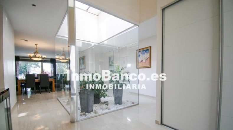 Valencia - Чива - 1065m2