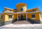 Отдельно стоящий дом с участком на продажу в городе Casabermeja Фото