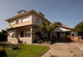 Отдельно стоящий дом с участком на продажу в городе Galizano Фото