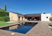 Chalet independiente con terreno en venta en la España, Villar del Olmo, ref: TR345247 foto