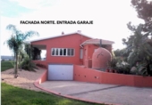 Отдельно стоящий дом с участком на продажу в городе Cartaya Фото