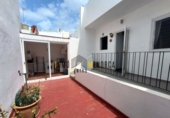 Отдельно стоящий дом с участком на продажу в городе Ciutadella de Menorca Фото