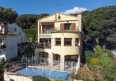 Отдельно стоящий дом с участком на продажу в городе Calonge Фото