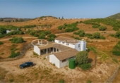 Отдельно стоящий дом с участком на продажу в городе Medina Sidonia Фото