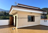 Chalet independiente con terreno en venta en la España, Icod de los Vinos, ref: TR240149 foto
